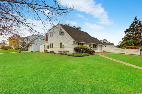 295 Herbert Pl, Bethpage NY  11714-4713 exterior