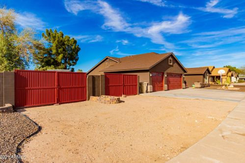 8828 Peck Dr, Glendale, AZ 85305-2419