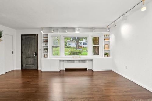 165 Wendy Rd, Bridgeport, CT 06611-3437