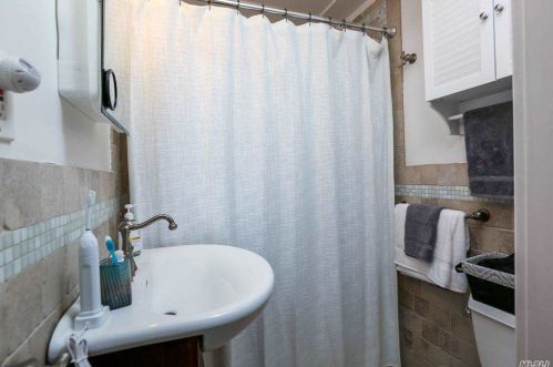 61 Hollywood Ave, North Lindenhurst NY  11757-6704 exterior