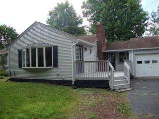 96 Highland St, Hartford, CT 06119-1323