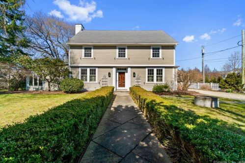 8 Lieutenant River Ln, Lyme, CT 06371-2308