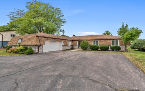 2414 Lagoon Ct, Thiensville WI  53092-5549 exterior