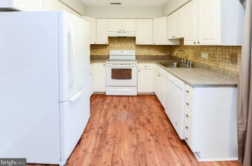 502 Essex Ct, West Deptford NJ  08051-2027 exterior