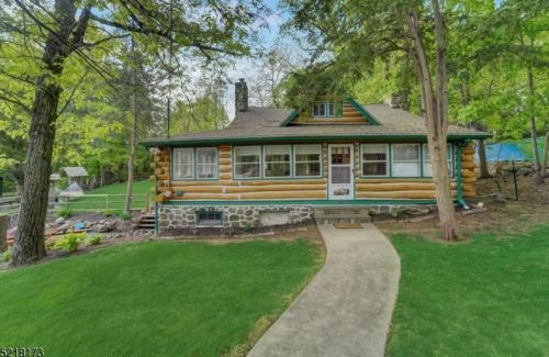 9 Woodside Dr, West Milford Lakes NJ  07480-4246 exterior