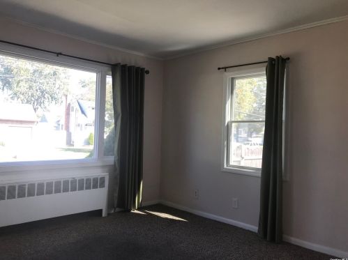 221 36th St, North Lindenhurst, NY 11757-2649