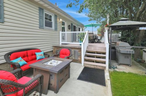 23 Nassau Ave, Babylon NY  11704-2814 exterior
