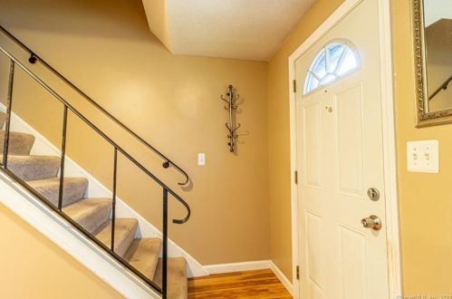 3 Lakeside Dr, Gales Ferry CT  06339-1419 exterior