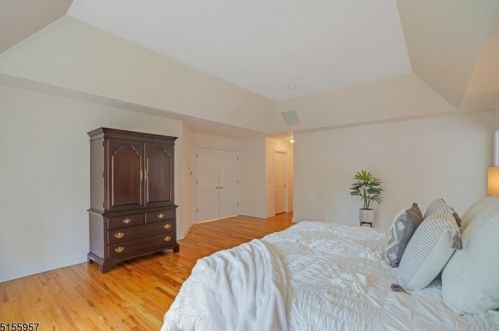 8 Forest View Dr, Martinsville NJ  08836-2039 exterior