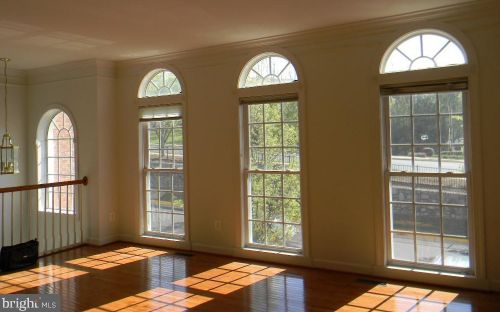 8093 Samuel Wallis St, Lorton VA  22079-2351 exterior