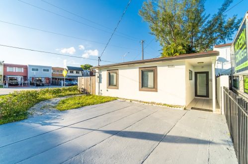 1595 73rd St, Hialeah FL  33014-3834 exterior