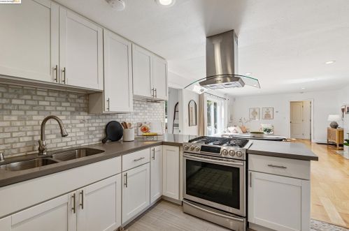 8437 Golf Links Rd, Oakland CA  94605-4118 exterior