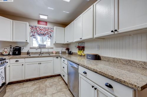 445 Parkwood Dr, Manteca CA  95336-2848 exterior