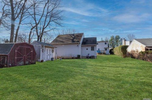 56 Cir Dr, Elwood NY  11731-1211 exterior