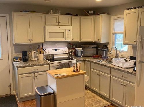54 Mohawk Dr, Babylon, NY 11703-3304