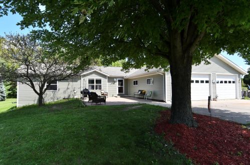 8572 Sandy Ridge Rd, Kewaskum, WI 53040-9232