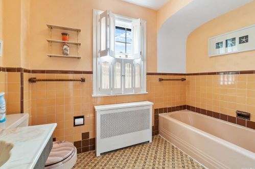 37 Mayfair Ave, Floral Park NY  11001-2546 exterior