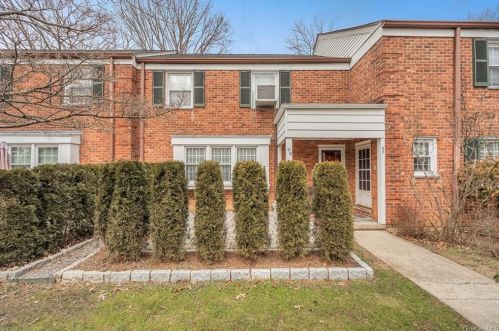39 Robins Cres, New Rochelle, NY 10801-1003