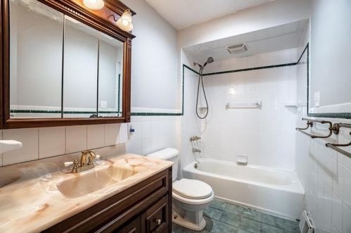 524 Pennsylvania Ave, Oakmont PA  15139-1561 exterior