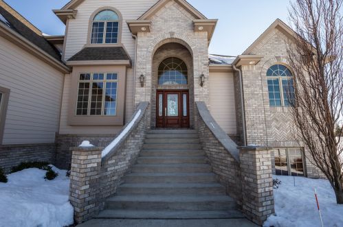 1298 Mary Hill Cir, Chenequa, WI 53029-8006