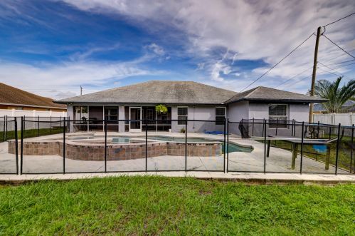 912 Paar Dr, Fort Pierce FL  34953-5623 exterior