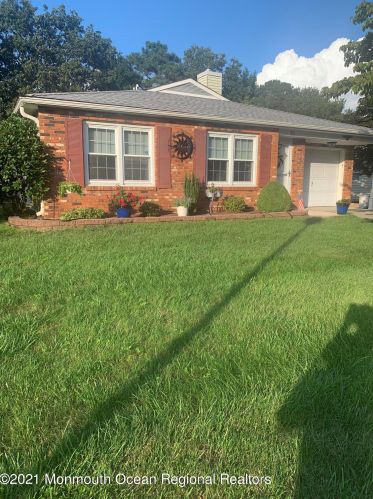 50 Lauren Ln, Bricktown, NJ 08723-7843