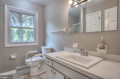 838 Kiehl Dr, Lemoyne PA  17043-1205 exterior