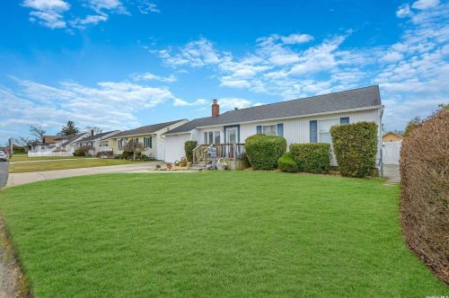 443 4th St, North Lindenhurst, NY 11757-1431