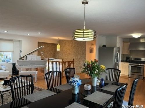 28 Hammond Rd, Elwood NY  11731-4810 exterior