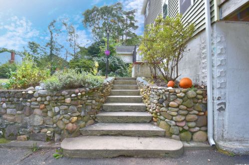 38 Manhasset Rd, Scotts Beach, NY 11789-2918