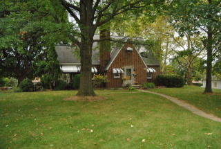 211 7th St, Akron, PA 17501-1345