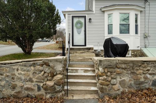 4 Hill St, Salem NH  03079-2538 exterior