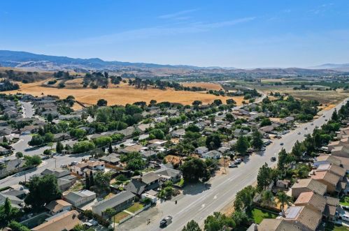3130 Airline Hwy, Hollister CA  95023-9725 exterior