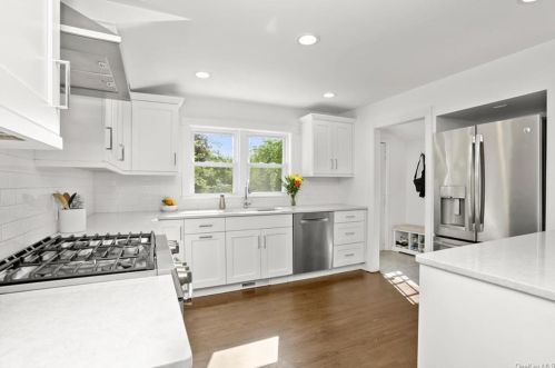579 Bedford Rd, Pleasantville NY  10570-3348 exterior