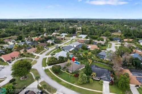 342 Knotty Wood Ln, West Palm Beach FL  33414-7807 exterior