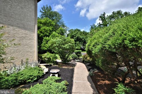 86 Wood Dr, Southampton PA  18966-2214 exterior