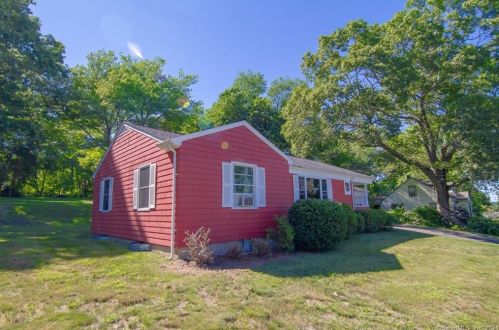 19 Bartlett Rd, Quaker Hill, CT 06375-1104