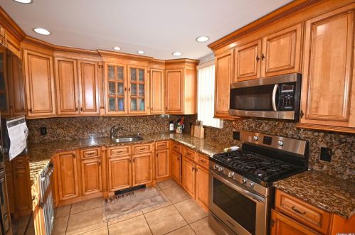 2090 Monroe Ave, North Bellmore NY  11710-1523 exterior