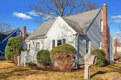 20 Macon St, North Lindenhurst, NY 11757-3435