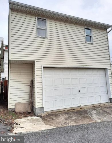 711 State St, Moselem, PA 19526-1230