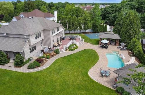 6 Pondside Ct, Mount Sinai, NY 11766-3425