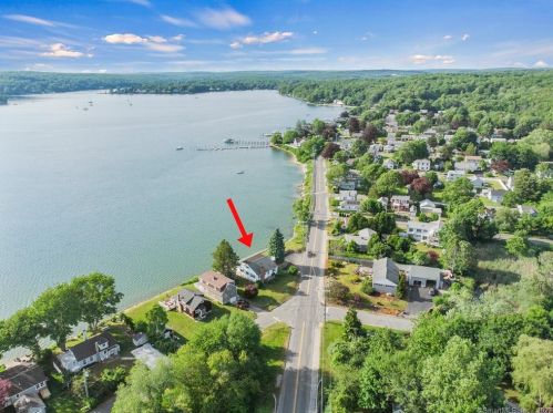 90 Niantic River Rd, Waterford, CT 06385-2540