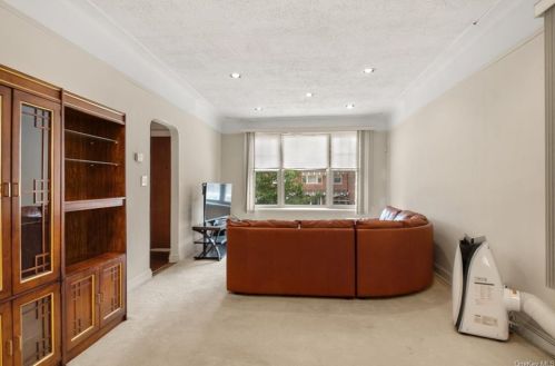 950 217th St, Bronx, NY 10469-1004