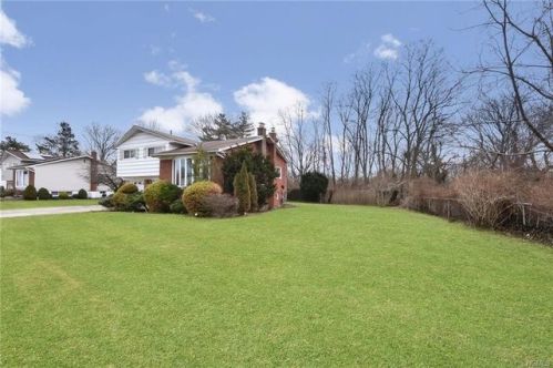 70 Cedar Rd, Westbury, NY 11590-2716