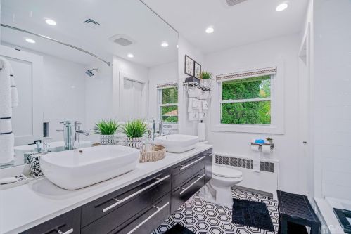 48 Patton Dr, East Brunswick NJ  08816-1130 exterior