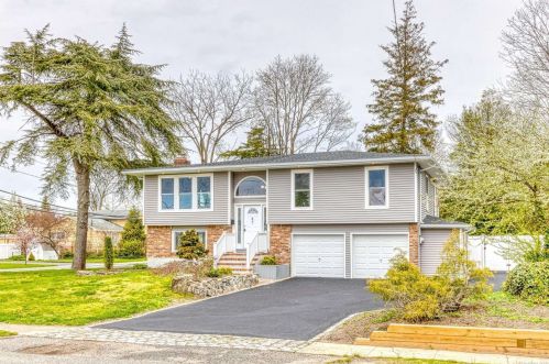 47 Community Rd, Bayshore, NY 11706-7823