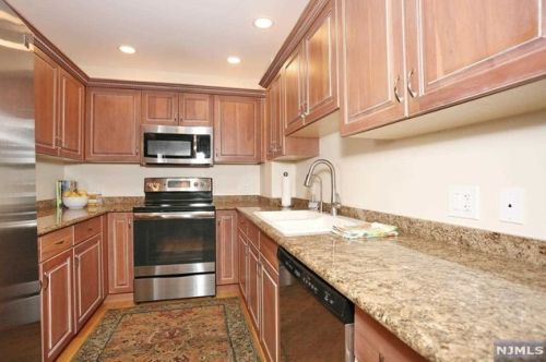 3402 Rio Vista Dr, Mahwah NJ  07430-4005 exterior