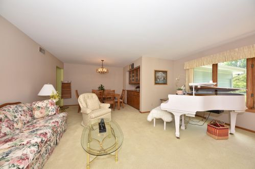 9906 Concord Dr, Thiensville, WI 53097-3872