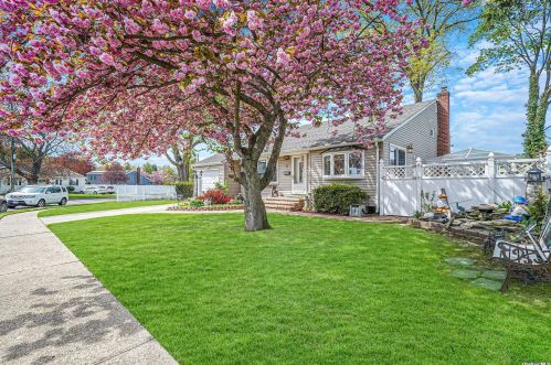 5 Victoria Rd, Babylon, NY 11703-1406