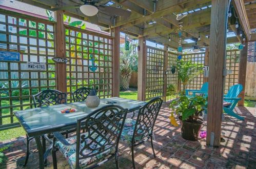 1708 Byu Shr Dr, Galveston TX 77551-4333 exterior